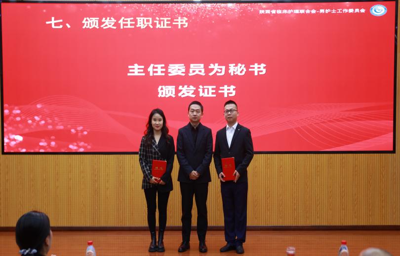 人站在屏幕前中度可信度描述已自动生成